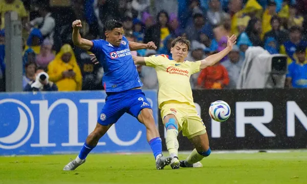 Jugada dividida entre Ángel Sepúlveda e Igor Lichnovsky (Fuente: Imago)