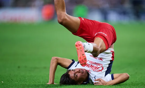 Jugador de Chivas cae mal en una jugada ante Rayados (Fuente: Mexsports)