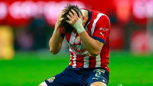 Jugador de Chivas lamentándose por la derrota (Foto: MEXSPORT)