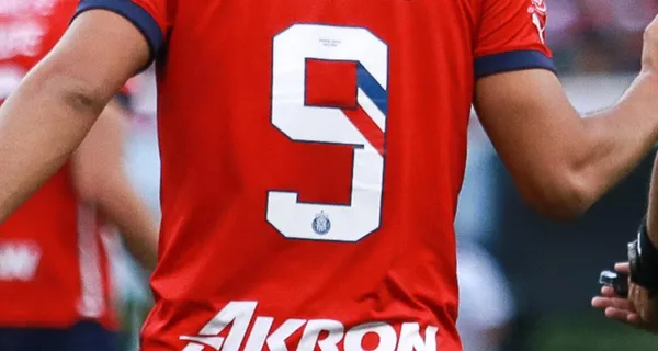 Jugador de Chivas lleva la playera 9 en cotejo oficial (Fuente: Fútbol Total)