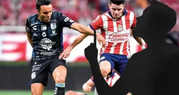 Jugador de Chivas pelea la pelota con uno de Gallos Blancos (Fuente: Mexsports)