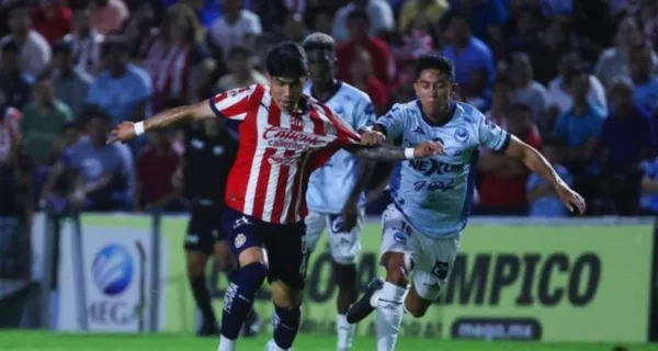Jugador de Chivas pelea una pelota ante uno de Jaiba (Fuente: Noreste Digital)