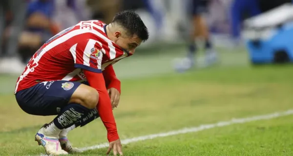 Jugador de Chivas se lamenta la eliminación del club, de la Liguilla (Fuente: Mexsports)