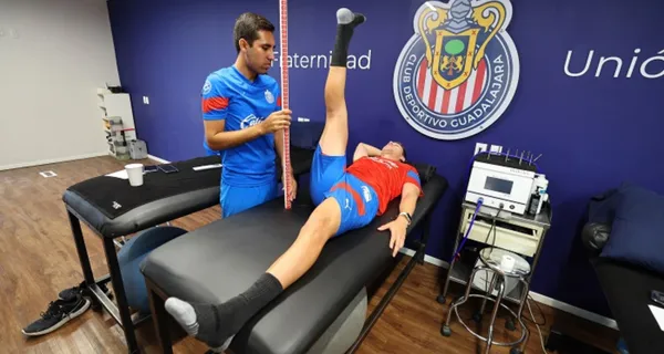 Jugador de Chivas se somete a las pruebas médicas (Fuente: Chivas)