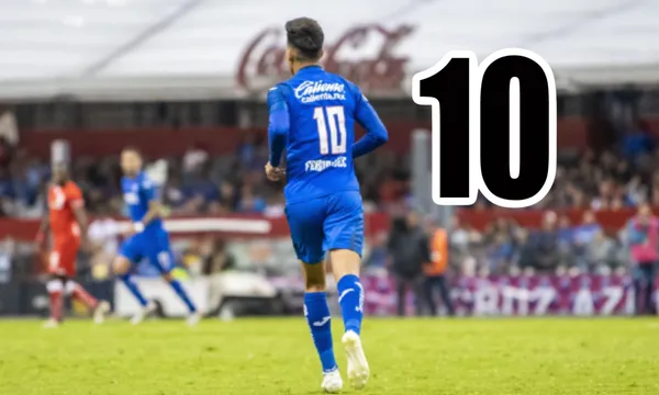 Jugador de Cruz Azul lleva la playera 10 en el estadio Azteca / Mexsports