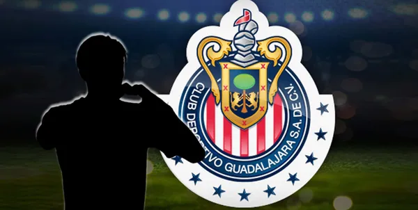 Jugador incógnito junto al escudo de Chivas / FOTO GETTY IMAGES