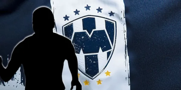 Jugador incógnito junto al escudo de Rayados / FOTO DALLAS MORNING NEWS