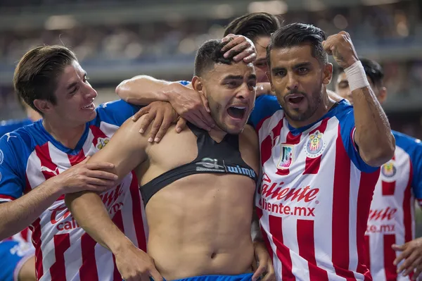 Jugadores como Alexis Vega podrían no estar contentos con el salario millonario de Pizarro, y buscarían salida por no sentirse valorados.