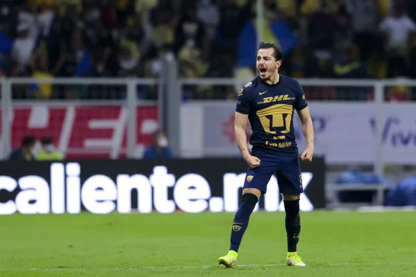 Jugadores como Cristian Calderón estarían en la lista de jugadores que Chivas podría ofrecer a Pumas para contratar a Alan Mozo.