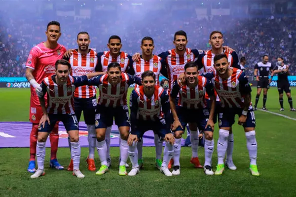 Jugadores como Ronaldo Cisneros podrían salir de Chivas ante la llegada de Sebastián Córdova, pero no sería el único.