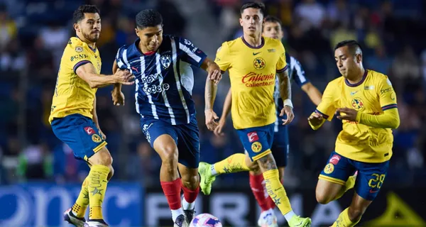 Jugadores de América buscan quitarle la pelota al jugador Víctor Guzmán de Rayados