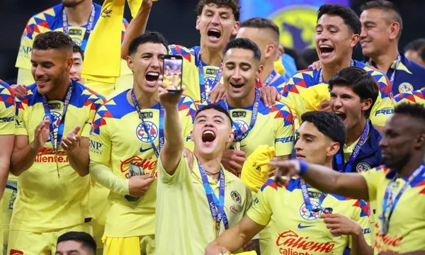Jugadores de América festejan el campeonato (Fuente: Azteca)