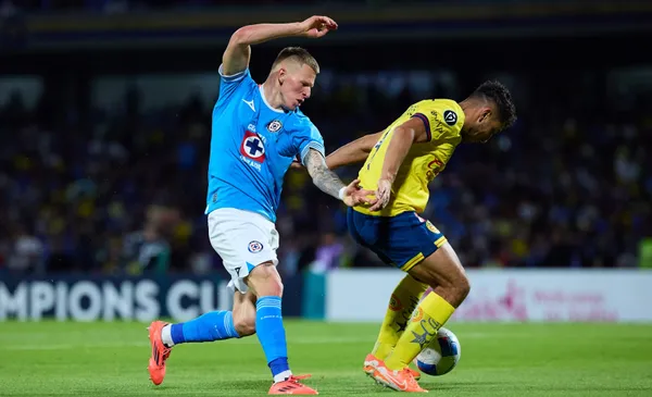 Jugadores de América y del Azul pelean la pelota (Fuente: Mexsports)