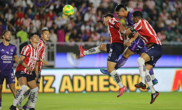 Jugadores de Chivas buscan una pelota tras un centro (Fuente: Mexsports)