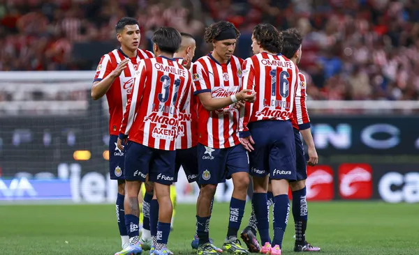 Jugadores de Chivas celebran en el campo de juego (Fuente: Mexsports)