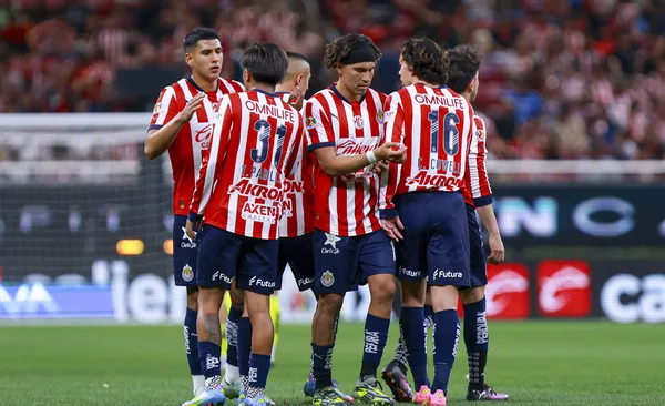 Jugadores de Chivas celebran gol (Fuente: Mexsports)