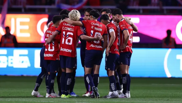 Jugadores de Chivas de Guadalajara reunidos en la cancha (Foto: Sporting News)