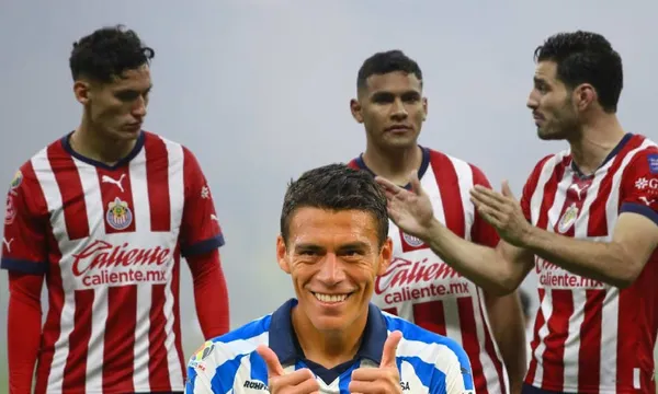 Jugadores de Chivas dialogan en el campo de juego (Fuente: Imago)