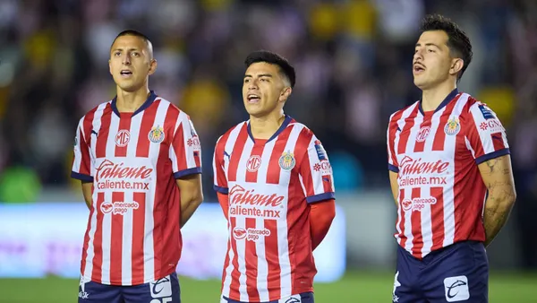 Jugadores de Chivas durante el inicio de un cotejo (Foto: MEXSPORT)