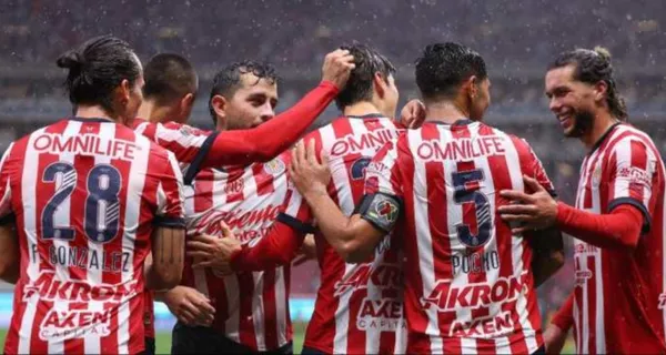 Jugadores de Chivas festejan gol convertido en estadio Akron (Fuente: Mexsports)