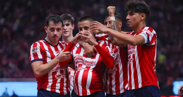 Jugadores de Chivas festejan un gol en el estadio Akron (Fuente: Azteca)