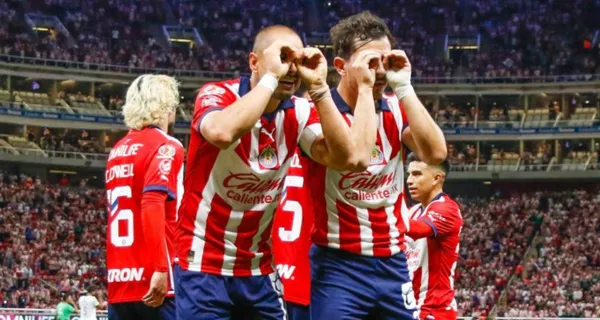 Jugadores de Chivas festejan un gol en el estadio Akron (Fuente: Mexsports)