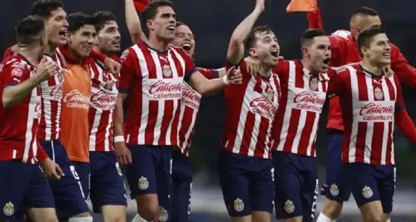 Jugadores de Chivas festejan un gol en el estadio Akron (Fuente: Mexsports)