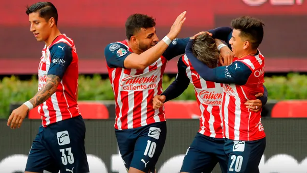 Jugadores de Chivas festejando (Sporting News)