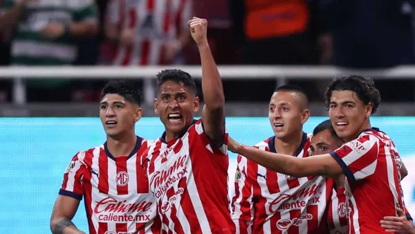 Jugadores de Chivas festejando un gol (Foto: MEXSPORT)