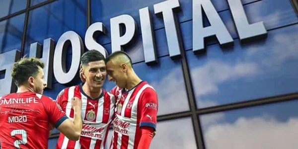 Jugadores de Chivas junto a un hospital / FOTO RÉCORD