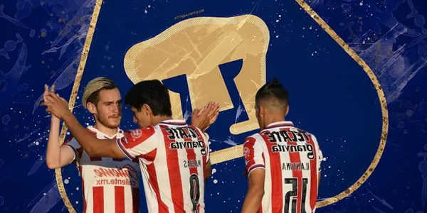 Jugadores de Chivas junto al escudo de Pumas / FOTO FUTBOL TOTAL