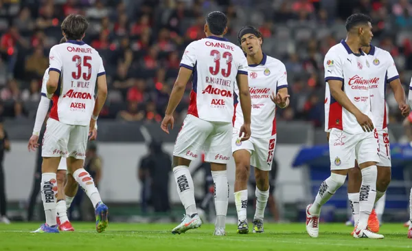 Jugadores de Chivas se lamentan tras empate (Fuente: Mexsports)