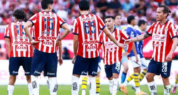 Jugadores de Chivas se reúnen tras resultado ante San Luis (Fuente: Mexsports)