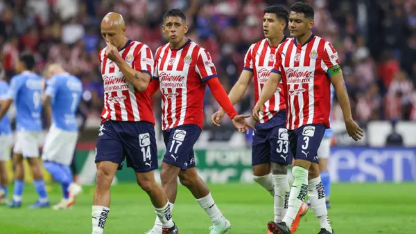 Jugadores de Chivas tras perder ante Cruz Azul (Foto: MEXSPORT)