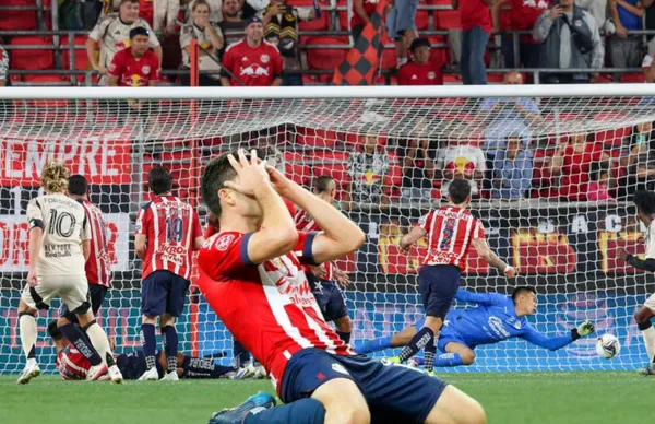 Jugadores de Chivas y New York Red Bulls/Foto Claro Sports.
