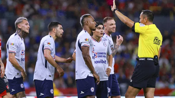 Jugadores de Cruz Azul durante el partido ante Atlas en el Estadio Jalisco