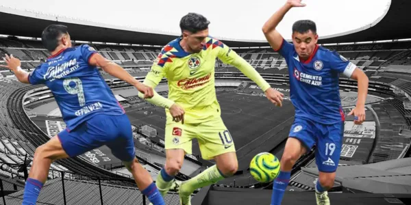 Jugadores de Cruz Azul en el duelo ante el América en el Estadio Azteca