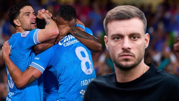 Jugadores de Cruz Azul fesfejando y Martín Anselmi