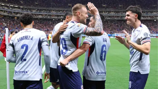 Jugadores de Cruz Azul festejando un gol