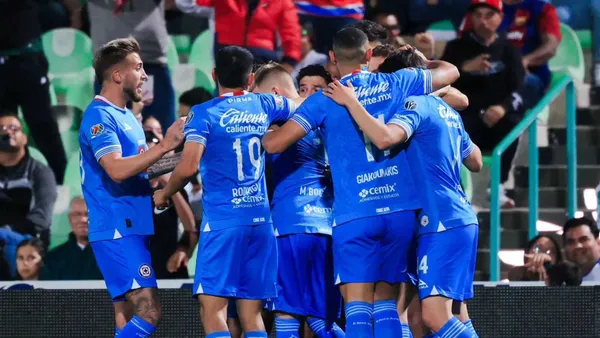 Jugadores de Cruz Azul festejando un gol (Foto: MEXSPORT)
