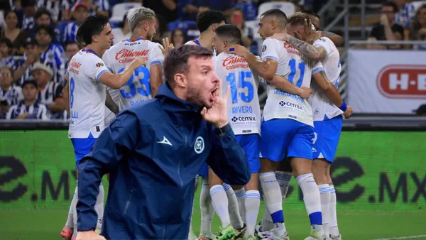 Jugadores de Cruz Azul festejando y Anselmi dando indicaciones