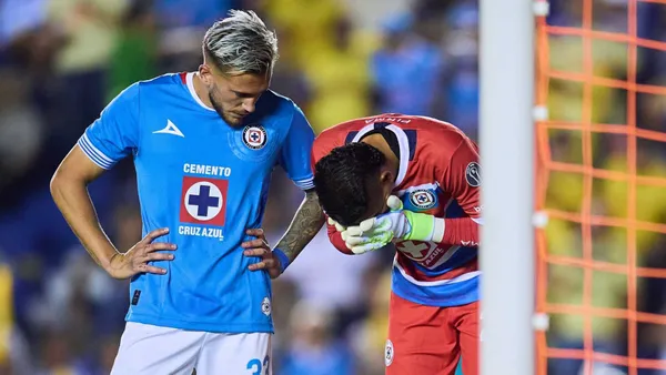 Jugadores de Cruz Azul lamentándose la eliminación (Foto: MEXSPORT)
