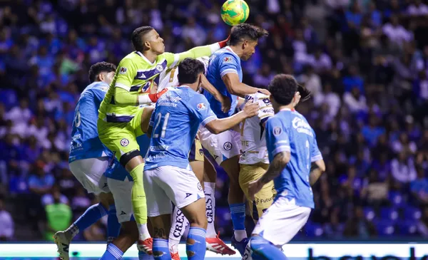 Jugadores de Cruz Azul tratan de despejar una pelota (Fuente: Mexsports)