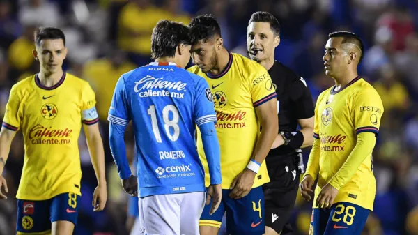 Jugadores de Cruz Azul y Club América durante el Clásico Joven