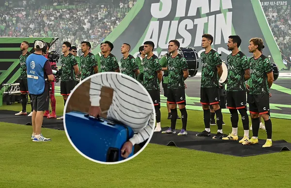 Jugadores de la Liga MX y hombre cargando su maleta/ Foto Mikel Arriola.