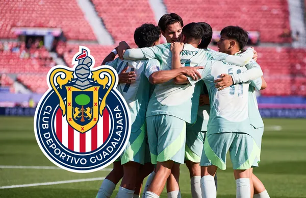 Jugadores de la Selección Mexicana y escudos de Chivas/ Foto ESTO.