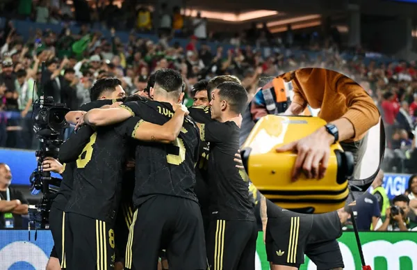 Jugadores de la Selección Mexicana y hombre cargando maletas/Foto Copa Oro.
