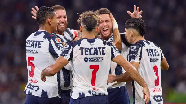 Jugadores de Rayados festejando un gol al Club América