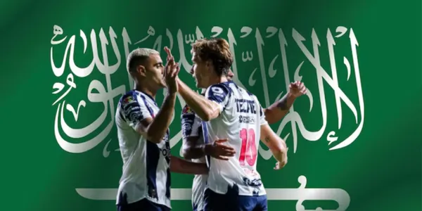 Jugadores de Rayados junto a la bandera de Arabia Saudita / FOTO LA VANGUARDIA