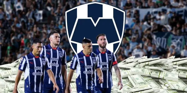 Jugadores de Rayados junto al escudo de dinero / FOTO TV AZTECA